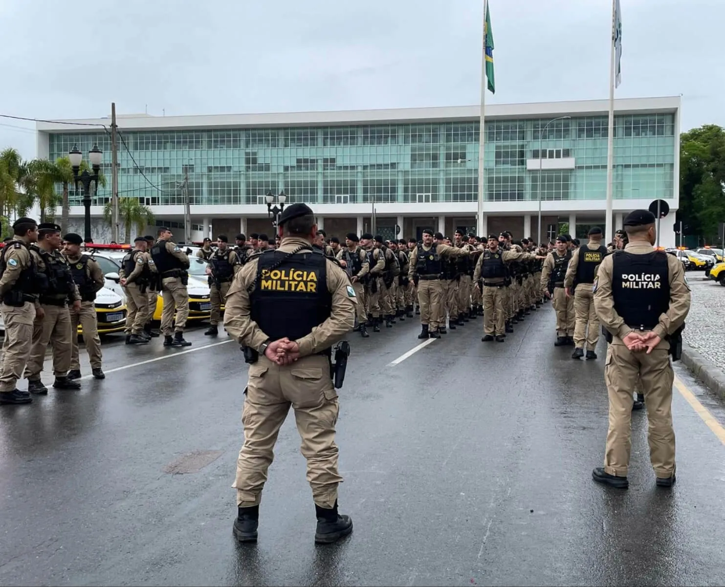 Operação da PM reúne 100 viaturas para reforçar policiamento em Curitiba