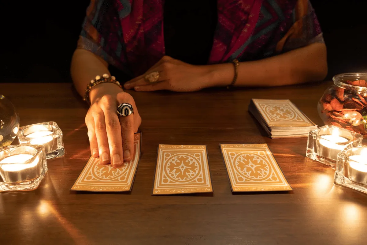 Tarot do dia 30/10: quais signos terão oportunidades e quais precisarão de cautela?