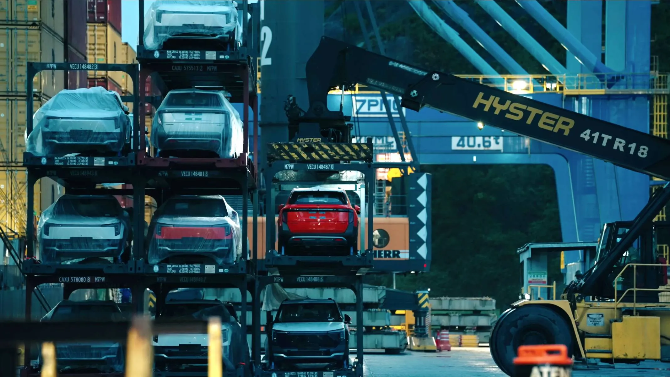 Imagem mostra modelos da marca Dongfeng Box desembarcando em um porto do Brasil.