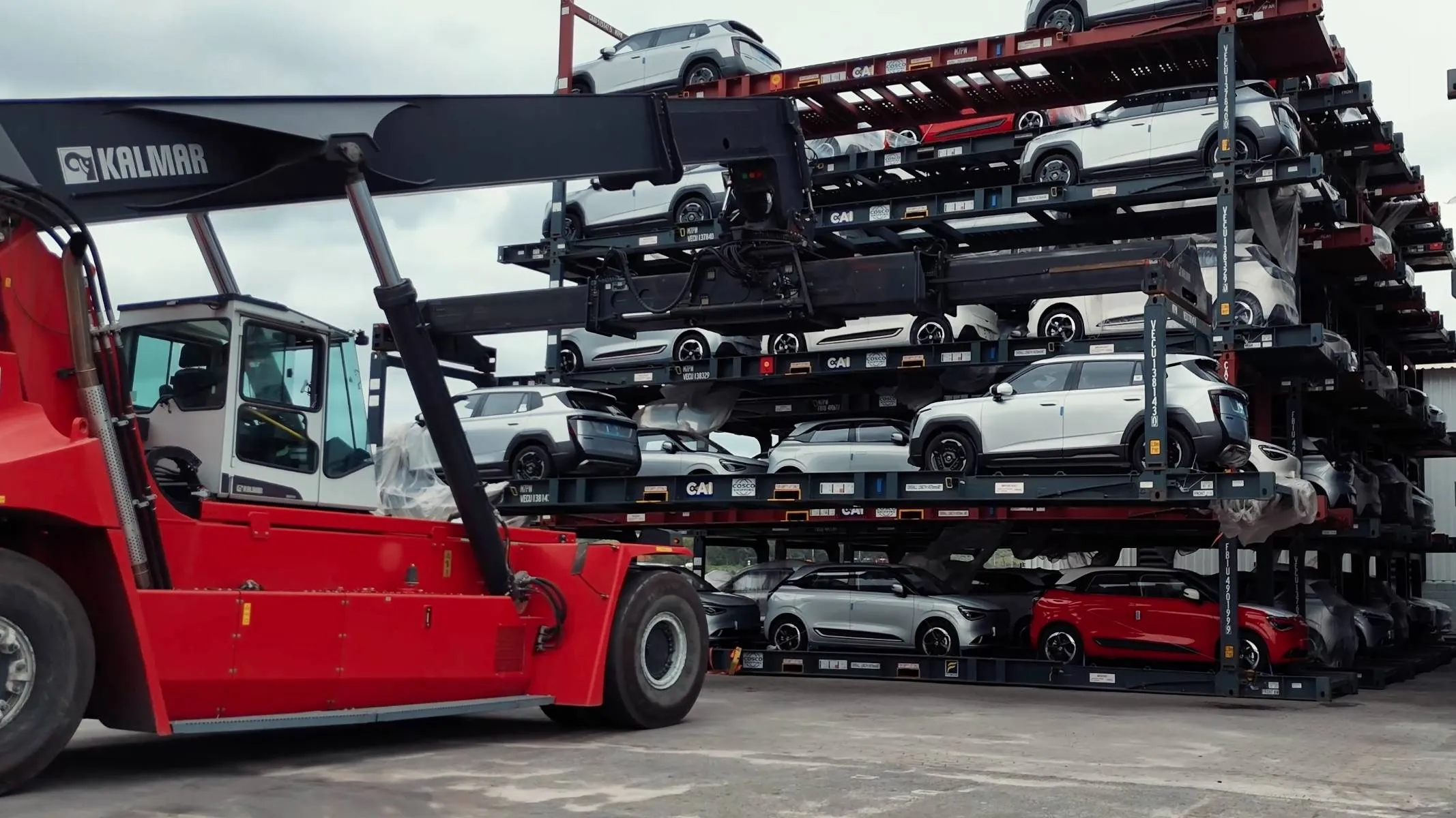Imagem mostra modelos da marca Dongfeng Box desembarcando em um porto do Brasil.