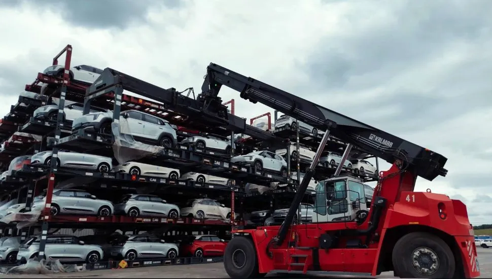 Imagem mostra modelos da marca Dongfeng Box desembarcando em um porto do Brasil.