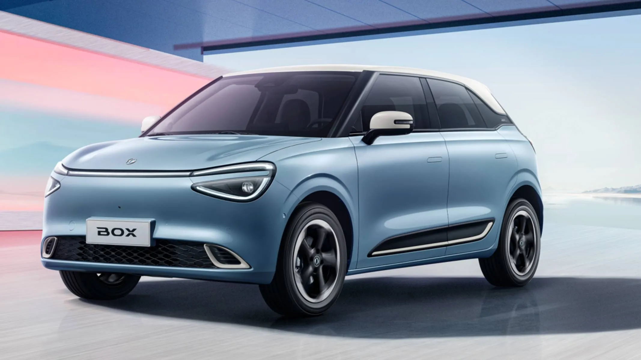 Dongfeng Box dianteira azul - Com motor de 95 cv e tração dianteira, o compacto urbano DFM Box aposta no design fluído para disputar o mercado de hatches 100% elétricos no Brasil.