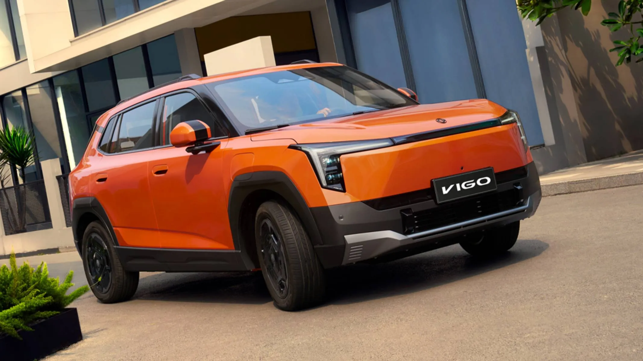 Dongfeng Vigo dianteira - O SUV elétrico DFM Vigo entrega 163 cv de potência e acelera de 0 a 100 km/h em 7,8 segundos, trazendo visual robusto e 190 mm de vão livre do solo.