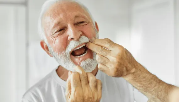 Dentes parecem maiores com o passar dos anos? Entenda os sinais da retração gengival