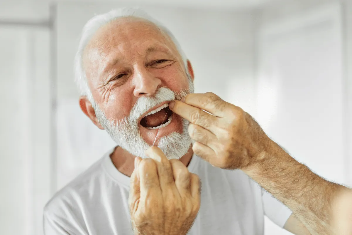 Dentes parecem maiores com o passar dos anos? Entenda os sinais da retração gengival