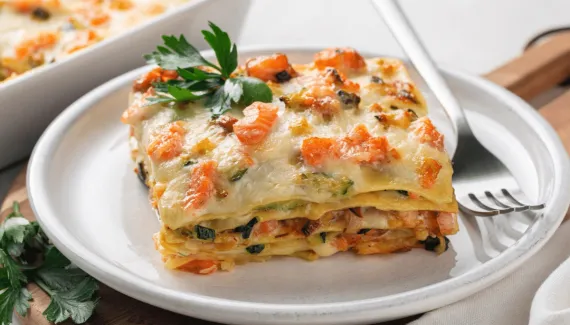 Jantar de sexta-feira: aprenda a fazer lasanha de salmão com molho branco