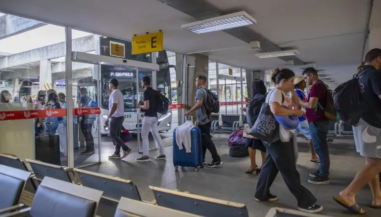 Finados: rodoviária de Curitiba espera 20 mil embarques e aeroporto prevê alta de 5%