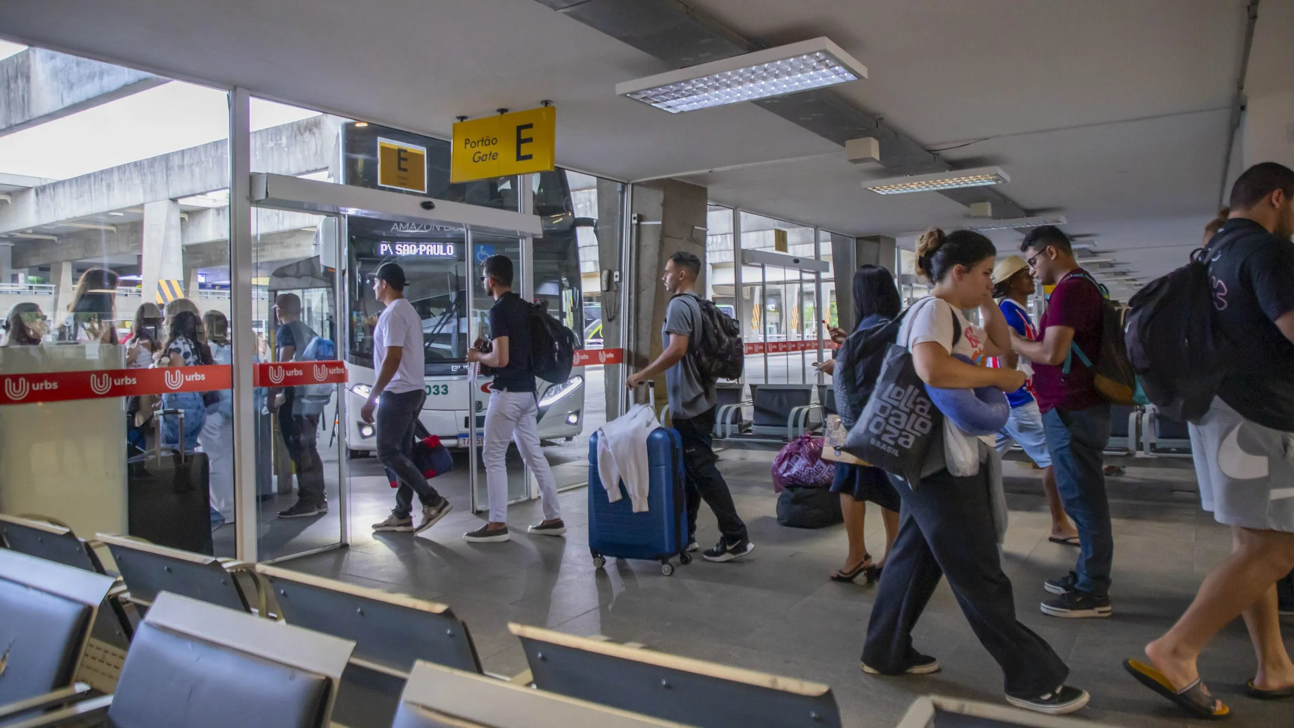 Finados: rodoviária de Curitiba espera 20 mil embarques e aeroporto prevê alta de 5%