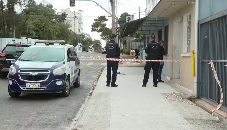 Mulher baleada pelo ex em salão de Curitiba fica com sequelas e se recupera em casa