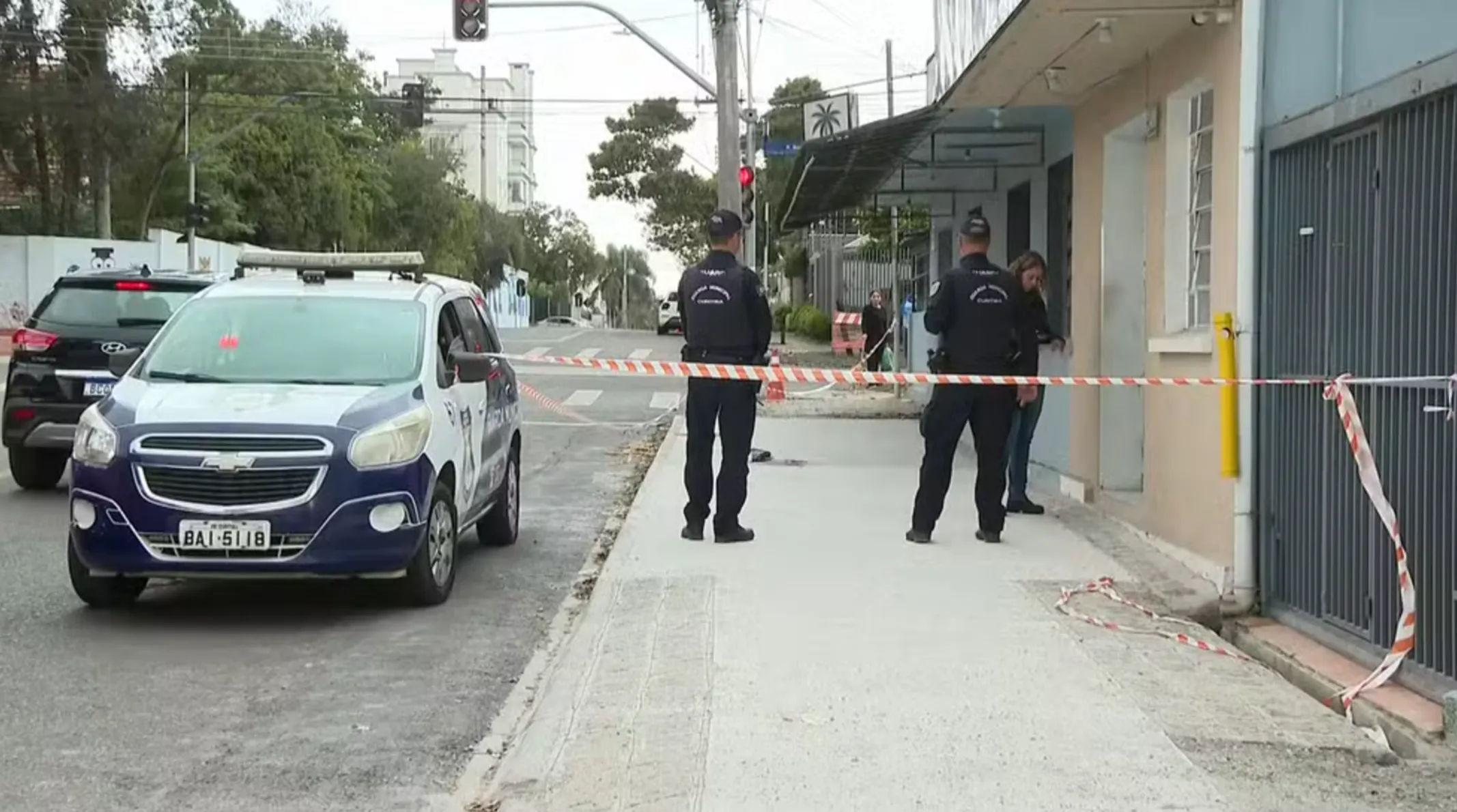 Mulher baleada pelo ex em salão de Curitiba fica com sequelas e se recupera em casa