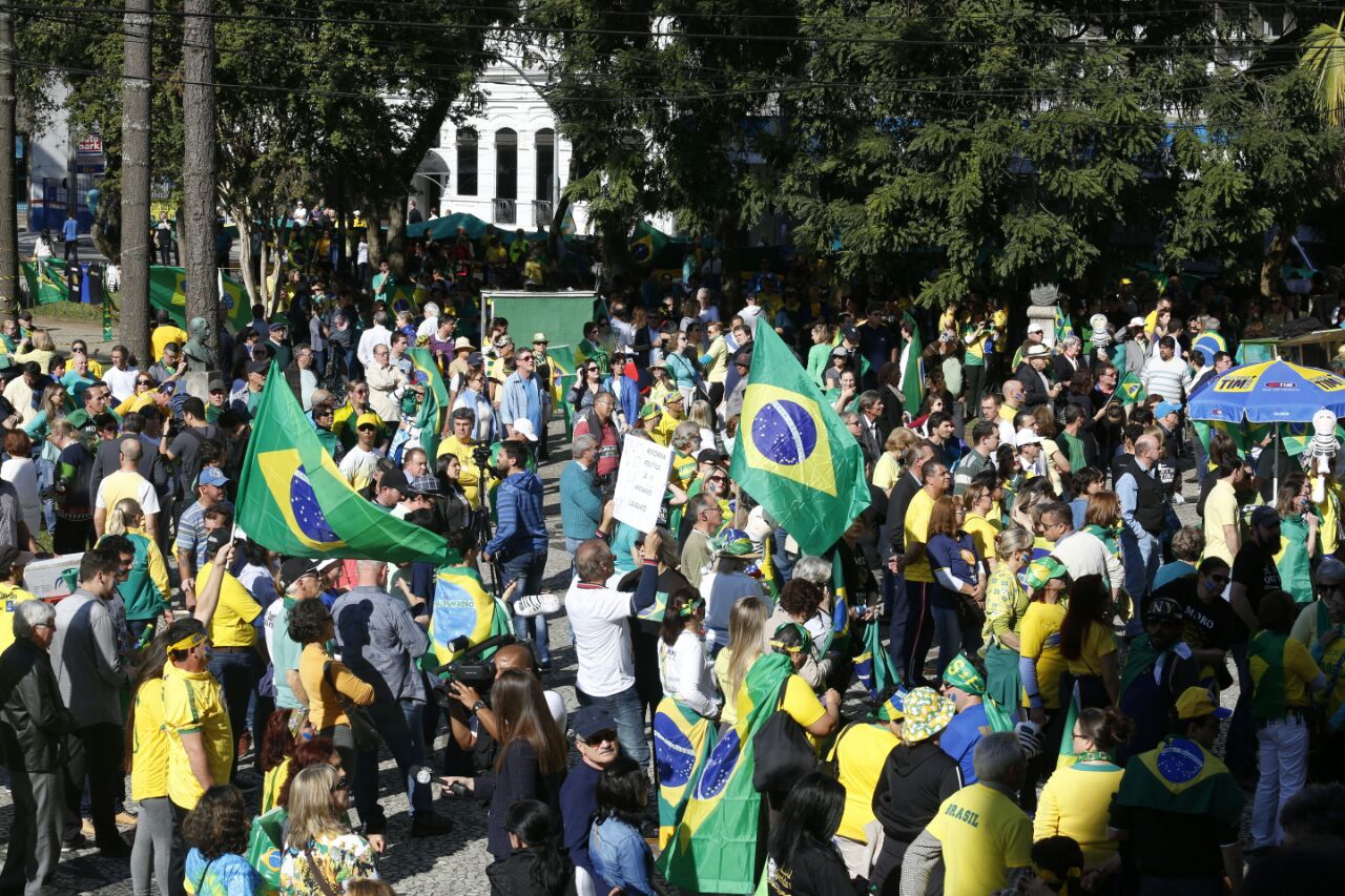 Manifestação na Praça Santos Andrade em favor do Impeachment.