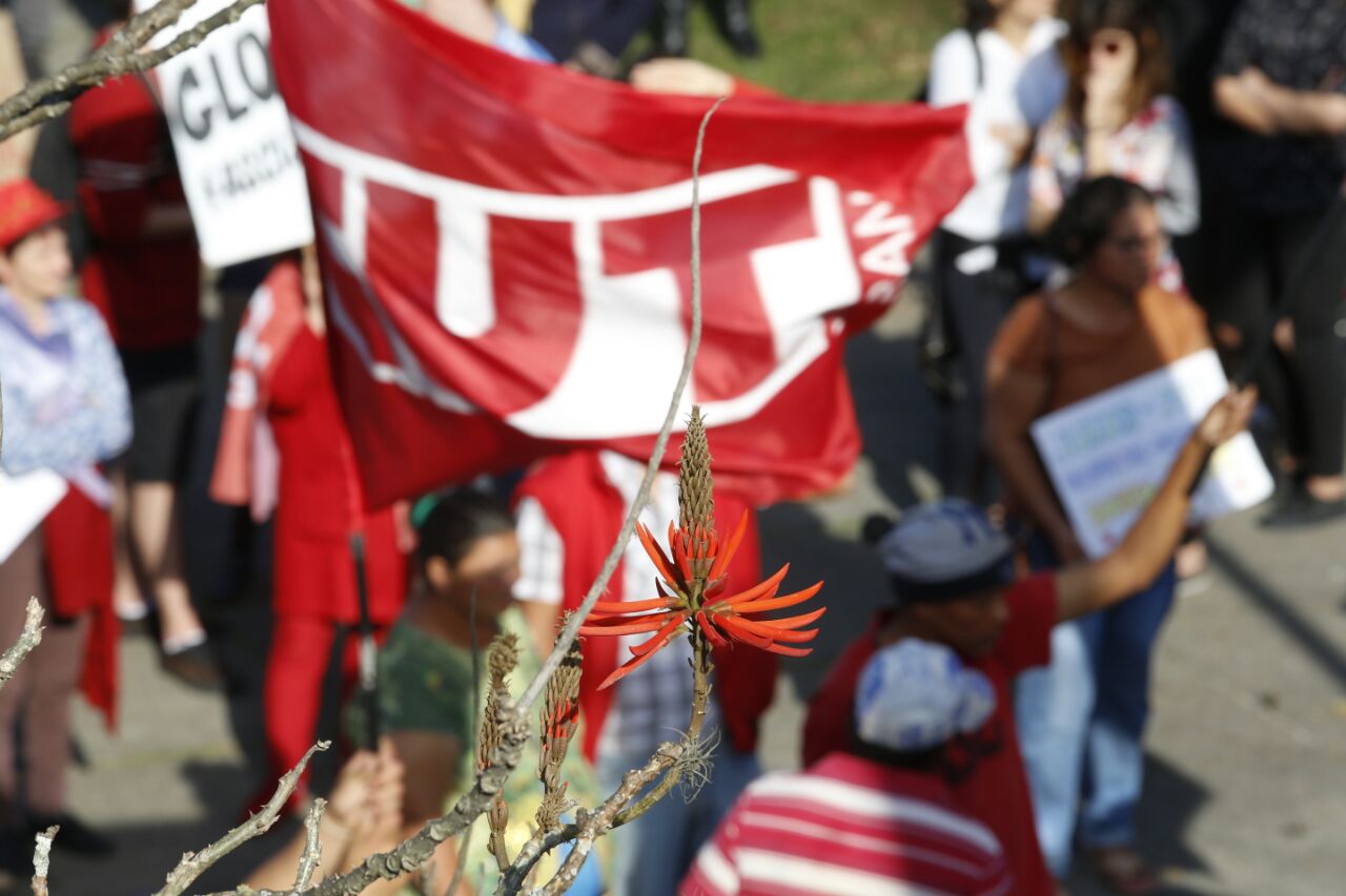 Manifestantes a favor de Dilma Roussef e contra Temer se reuniram na Praça 19 de Dezembro.