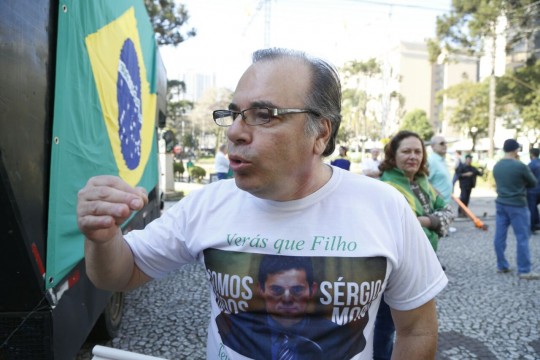 Manifestantes se reúnem na Praça Santos Andrade em ato pró-impeachment.