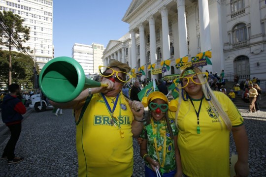 Manifestantes em ato pró-impeachment na Praça Santos Andrade.