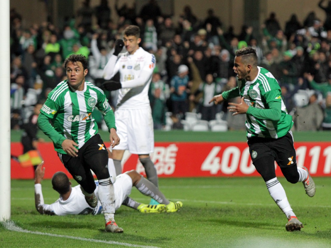 Kléber sai para a festa após empatar a partida contra o Santos. Foto: Divulgação/Coritiba FC