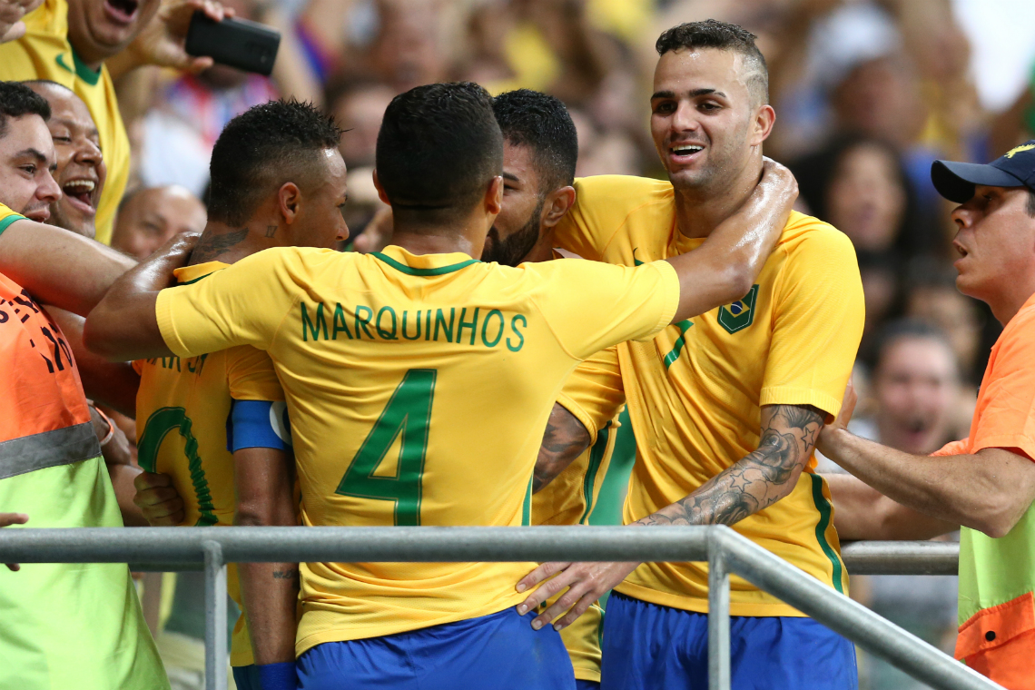 Marquinhos, Luan e Neymar festejam Gabriel, o autor do primeiro gol do Brasil na Olimpíada. Foto: Lucas Figueiredo/MoWa Press