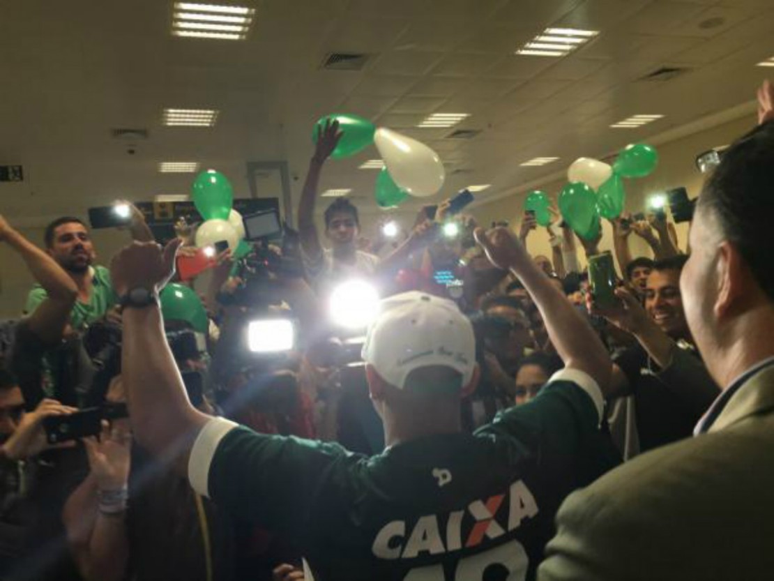 Walter foi recepcionado por muita gente em Goiânia. Foto: Divulgação/Goiás EC