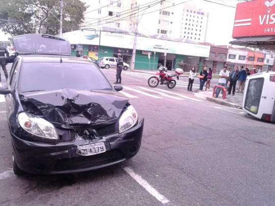 Sandero também ficou danificado com a colisão. Foto: Gerson Klaina.