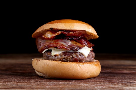 A Casa do Ferreiro - Pão de hambúrguer com pedaços de bacon, hambúrguer de fraldinha com quadradinhos de queijo minas e bacon, queijo mussarela e molho do ferreiro.