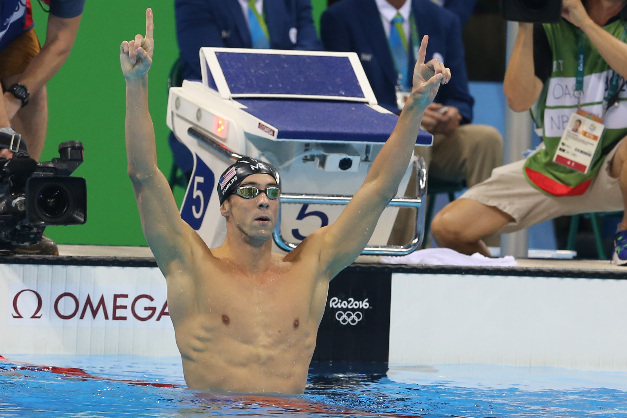 Phelps vibra e a torcida delira. Foto: Geraldo Bubniak/Estadão Conteúdo