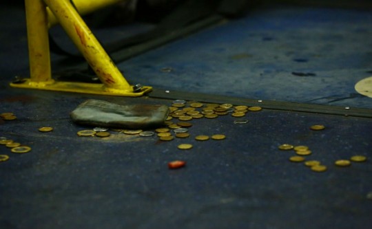 Dinheiro chegou a ser entregue, mas quando houve a reação do PM, os assaltantes deixaram tudo cair. Foto: Lineu Filho.