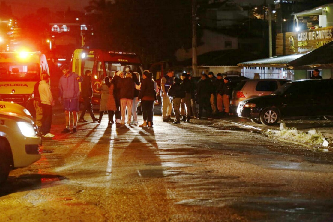 Barulho dos tiros e movimentação de viaturas chamou a atenção dos curiosos. Foto: Pedro Serapio