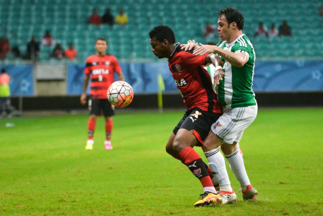 Kléber leva um pisão de Marcelo. O Gladiador deixou a Fonte Nova com o amparo de muletas. Foto: Jessica Santana/Estadão Conteúdo