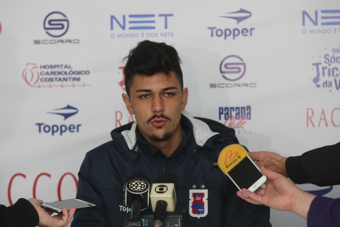 Basso tem contrato até novembro e pode deixar o Tricolor sem custos. Foto: Aniele Nascimento