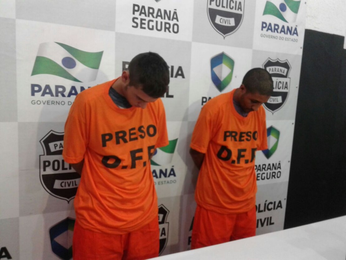 Bandidos roubam bolsa de mulher na frente da Delegacia de Furtos e Roubos (DFR).