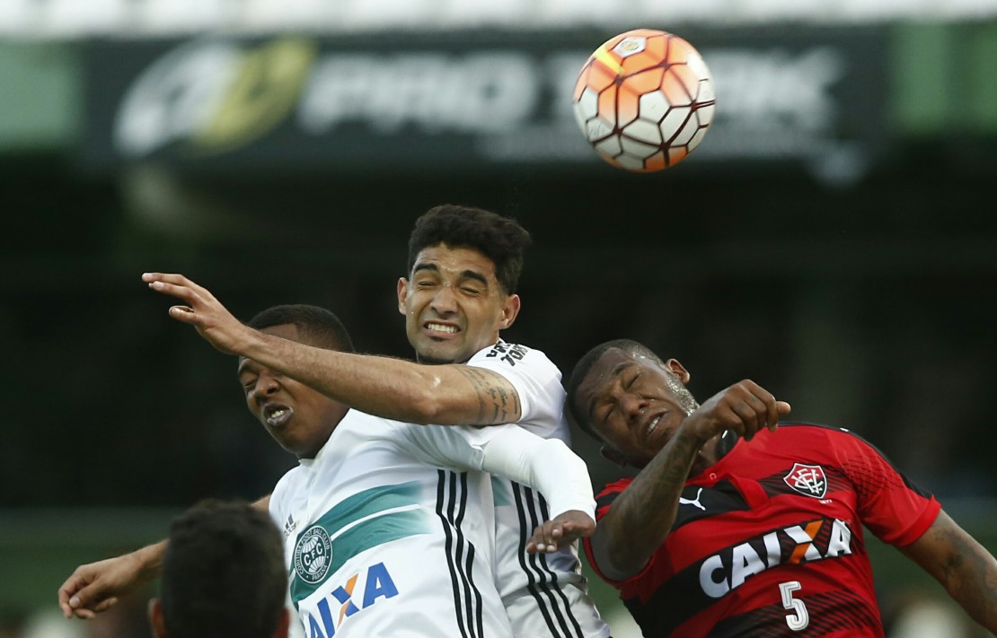 Iago, Alan Santos e Marcelo lutam pela bola. E foi o jovem coxa quem fez o gol da classificação. Foto: Hugo Harada