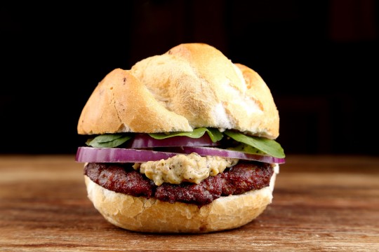Celeiro Hamburgueria - Pão francês, hambúrguer de picanha, molho gorgonzola, cebola roxa e rúcula.