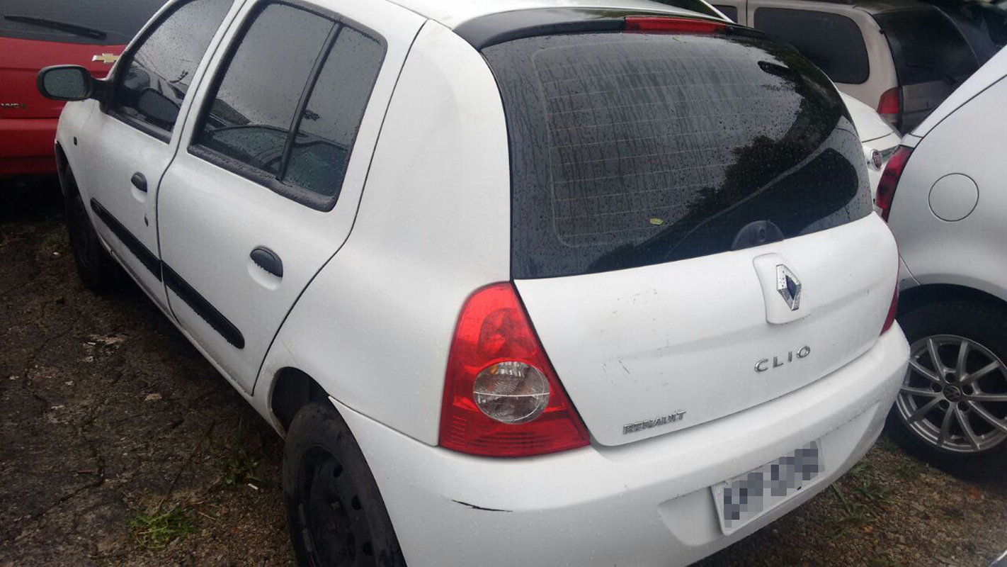 Supostos assaltantes de residência foram pegos pela polícia com Clio roubado.