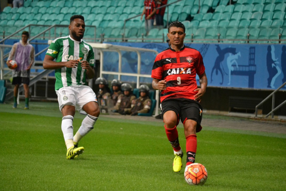 Luccas Claro cometeu um erro inacreditável e Kieza marcou o gol da vitória dos donos da casa. Foto: Romildo de Jesus/Estadão Conteúdo