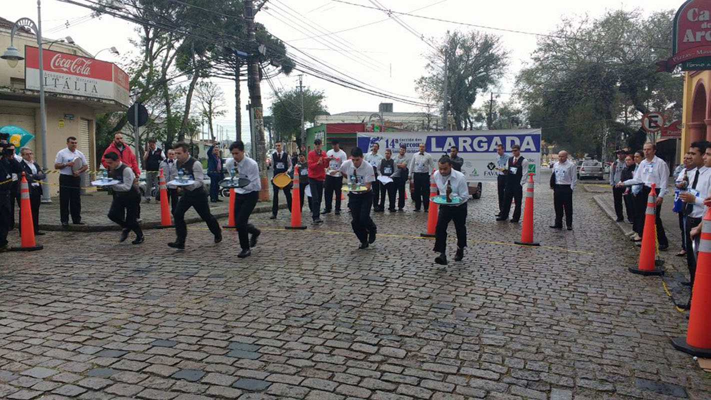 14.ª Corrida dos Garçons, em Santa Felicidade, aconteceu mesmo debaixo de chuva.