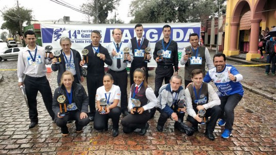 14.ª Corrida dos Garçons, em Santa Felicidade, aconteceu mesmo debaixo de chuva.
