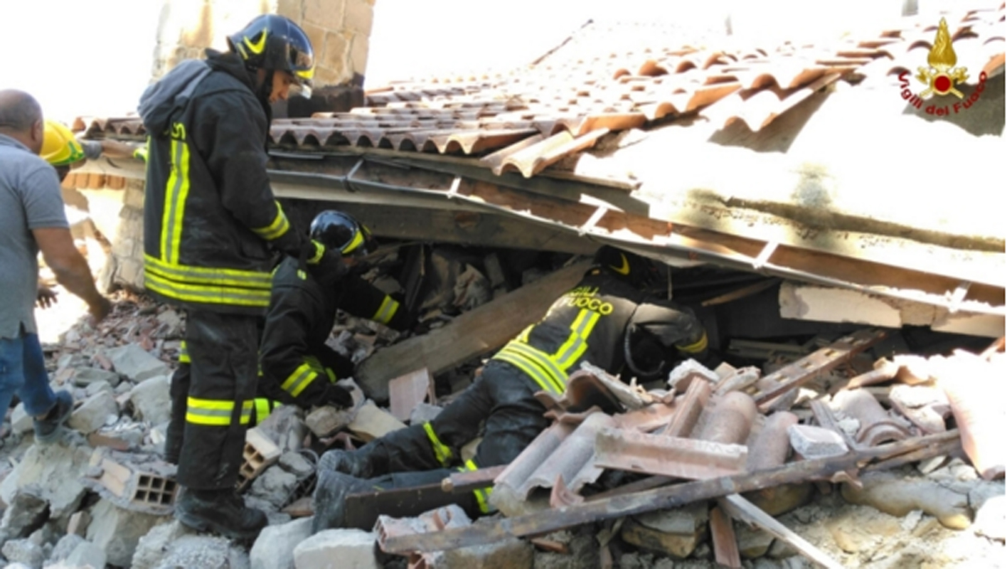 Terremoto destrói cidade de Amatrice, na região central da Itália. Há pelo menos 120 mortos.