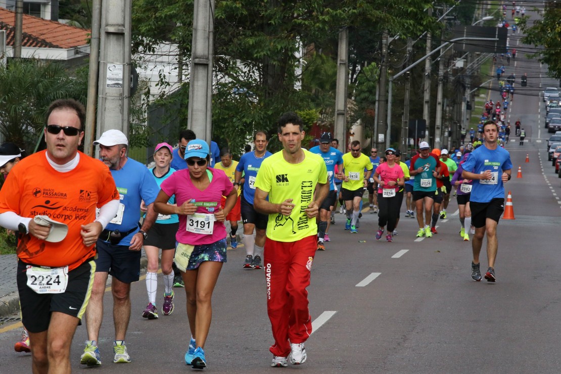 Realização da Meia Maratona de Curitiba irá causar diversos desvios e bloqueios de trânsito neste domingo (07), além de alterações nas rotas dos ônibus do transporte coletivo da cidade.