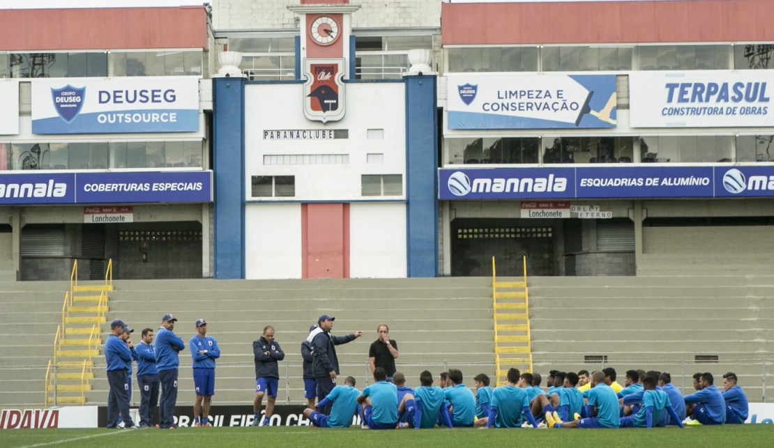 Marcelo Martelotte e o elenco paranista - que se dependesse dele seria reforçado. “Se perguntar pro técnico do Real Madrid, ele também vai querer mais jogadores”, comentou o treinador. Foto: Marcelo Andrade
