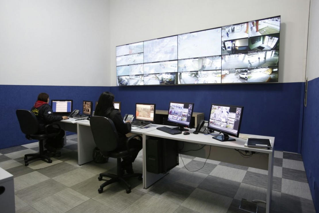 Arrombadores são flagrados por monitoramento da GM e presos em seguida.