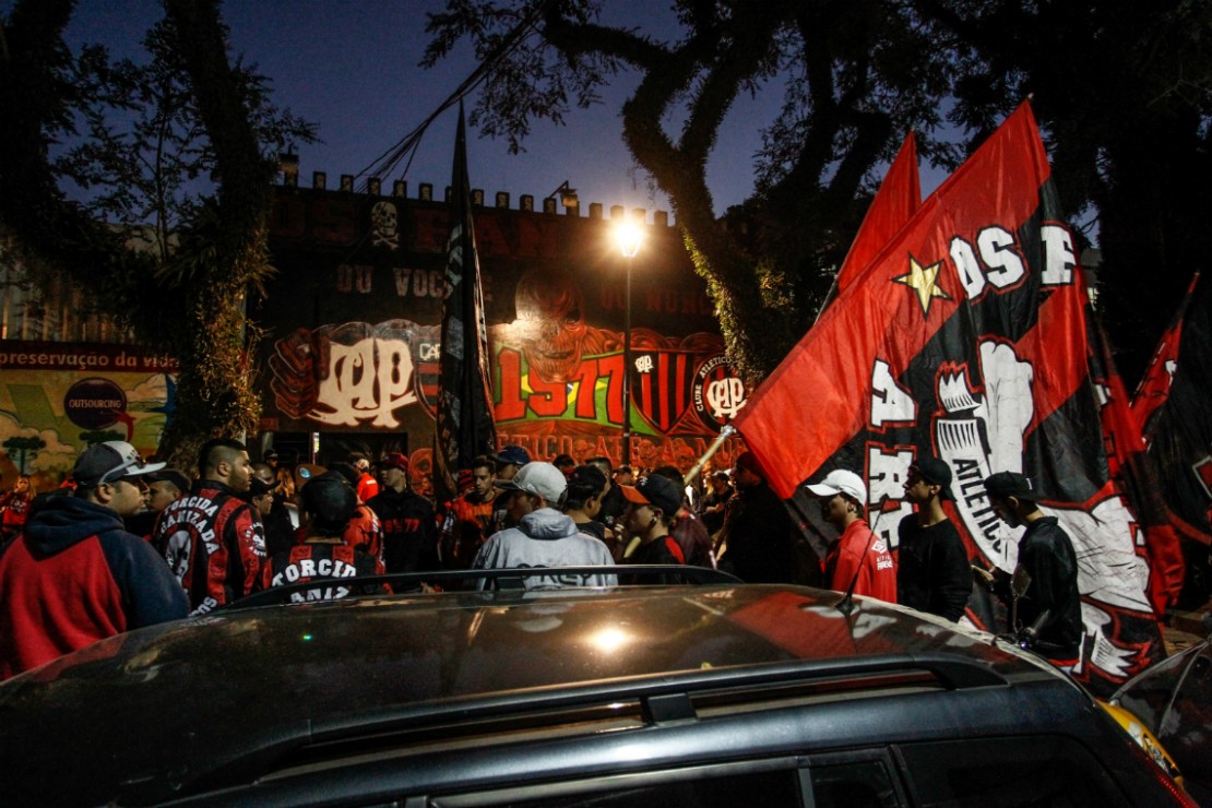 Em vez de ficarem na sede, os sócios da torcida Os Fanáticos irão à Arena no jogo contra o Corinthians. Foto: Daniel Castellano