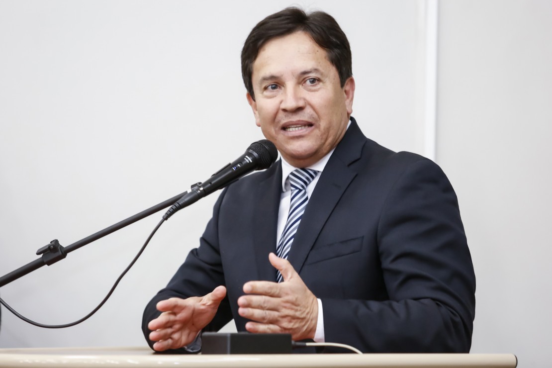 Numa canetada só, prefeito de Araucária, Rui Souza, demitiu 108 comissionados, cortou planos de telefonia celular, devolveu carro oficial alugado e reduziu quantidade de secretarias.