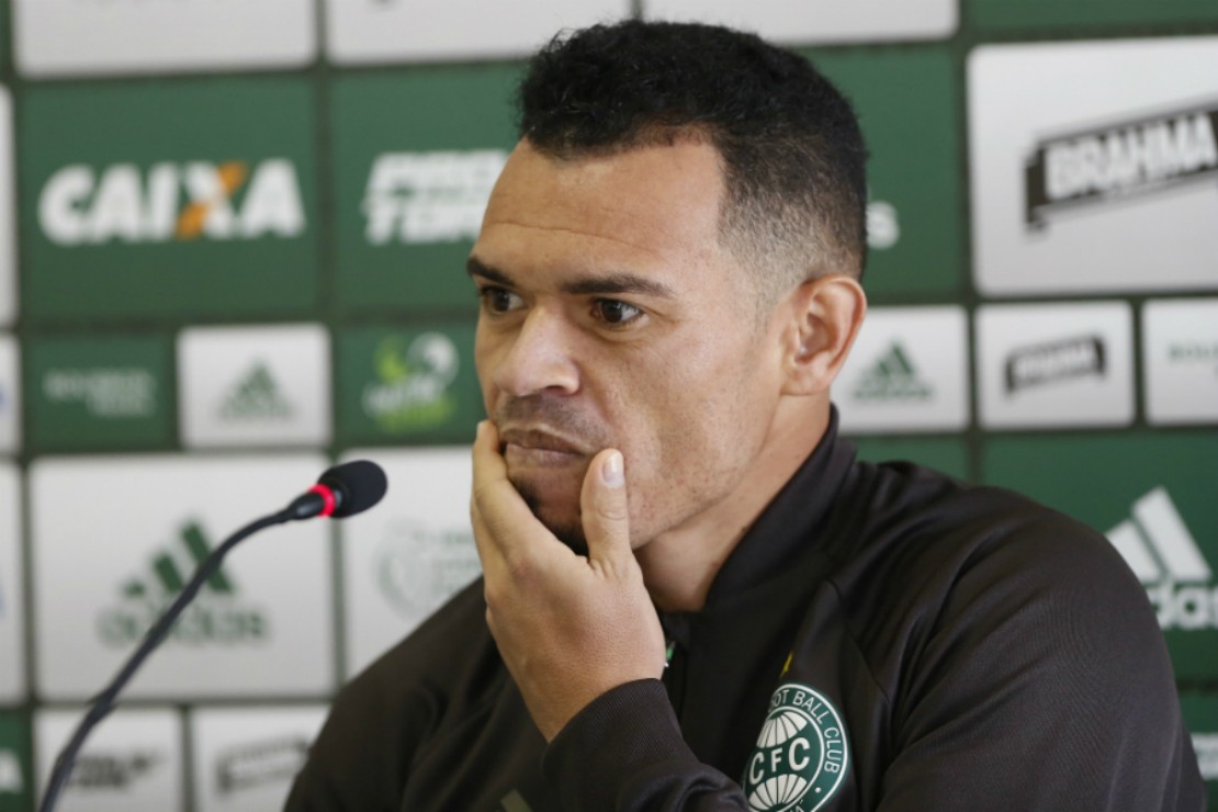 Se depender do Coritiba, Ceará não veste mais a camisa do clube. Foto: Henry Milleo