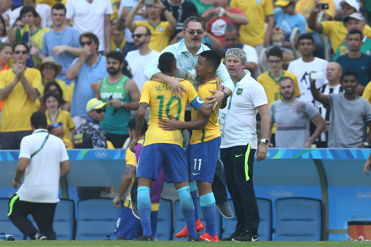 Rogério Micale esquece a hierarquia e festeja com Neymar e Gabriel Jesus. Foto: Lucas Figueiredo/MoWa Press