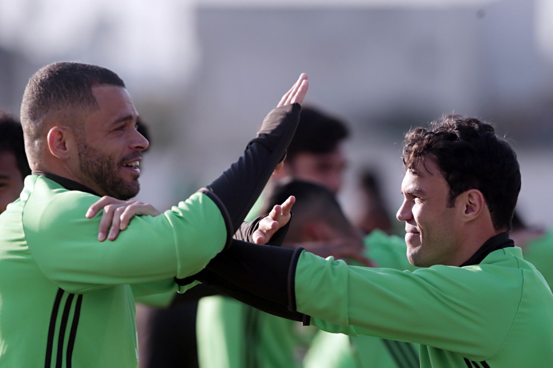 Kléber ao lado de Edinho. Os dois são experientes, mas é o Gladiador quem lidera o elenco do Coritiba. Foto: Albari Rosa