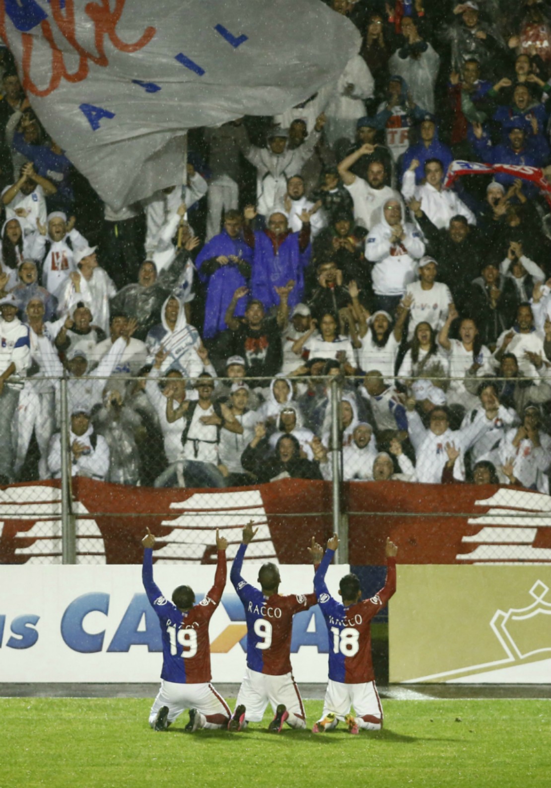 Lúcio Flávio, Fernando Karanga e Nadson comemoram o gol e agradecem aos céus pela reabilitação. Foto: Hugo Harada