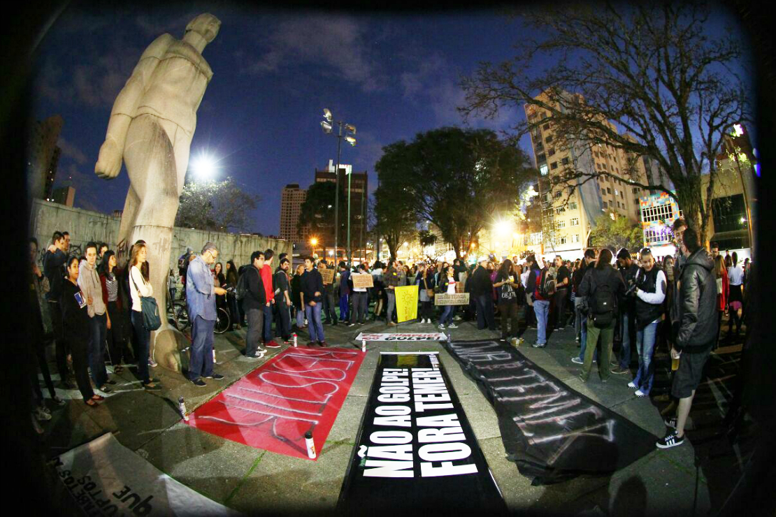 O grupo, formado em sua maioria por jovens, se reuniu na Praça 19 de Dezembro e fechou a avenida Barão do Serro Azul por alguns minutos. Foto: Daniel Castellano