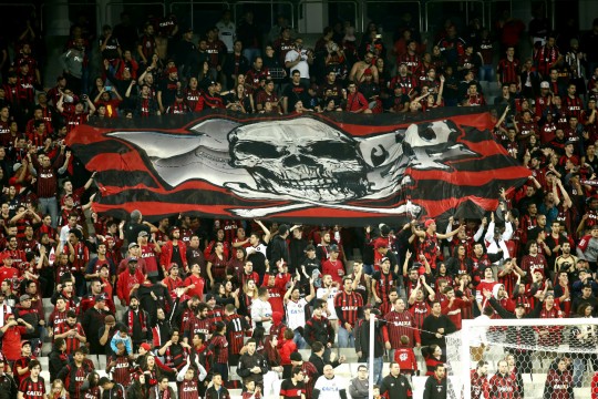 Alguns torcedores chegaram a entrar com uniformes da Os Fanáticos. Foto: Hugo Harado