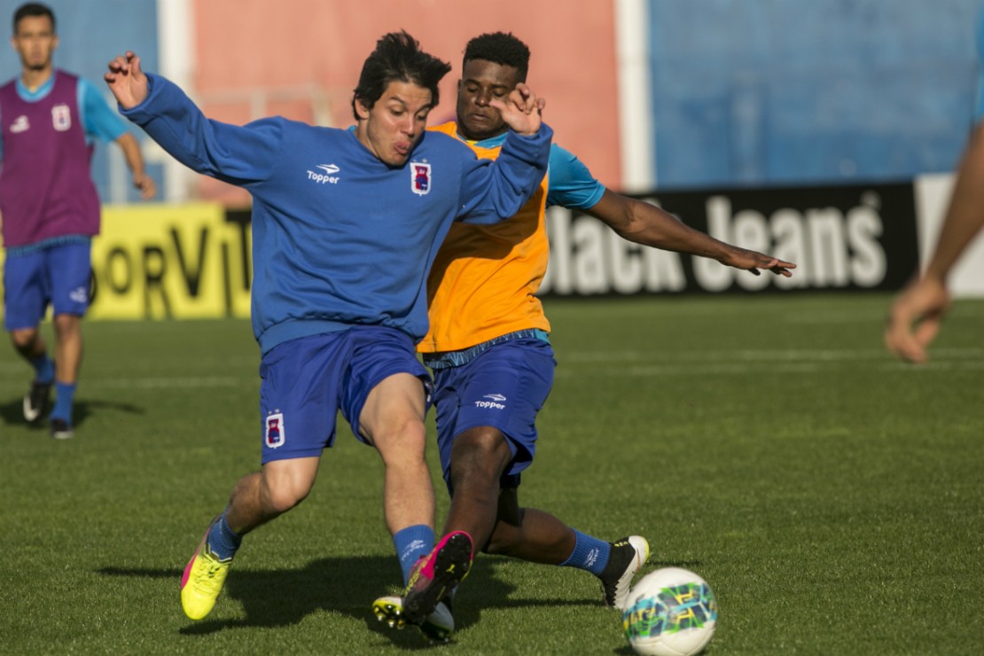"A gente oscilou no meio da competição", admite o lateral Rafael Carioca, que na foto está de laranja. Foto: Marcelo Andrade