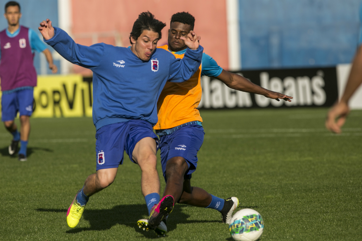 "A gente oscilou no meio da competição", admite o lateral Rafael Carioca, que na foto está de laranja. Foto: Marcelo Andrade