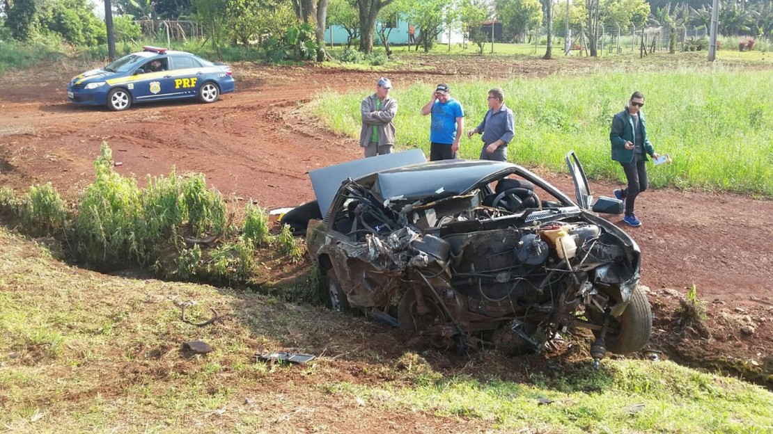Homem de 52 anos, que transportava 53 quilos de maconha, bate de frente com caminhão ao fugir da PRF.